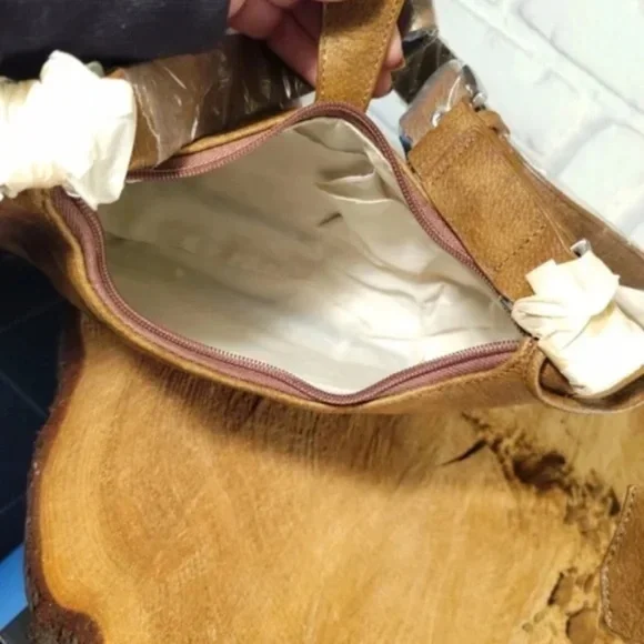 NEW Front Lock Detail Tan Shoulder Bag - Picture 5 of 10